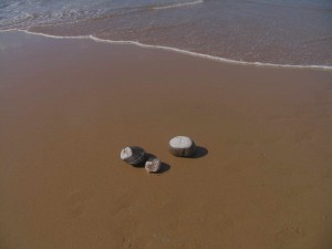 Drei Steine am Strand Strand und Meer - Hintergrundbild Praxisgemeinschaft Beim Schlump in Hamburg Eimsbüttel