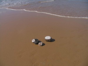 Drei Steine am Strand Strand und Meer - Hintergrundbild Praxisgemeinschaft Beim Schlump in Hamburg Eimsbüttel